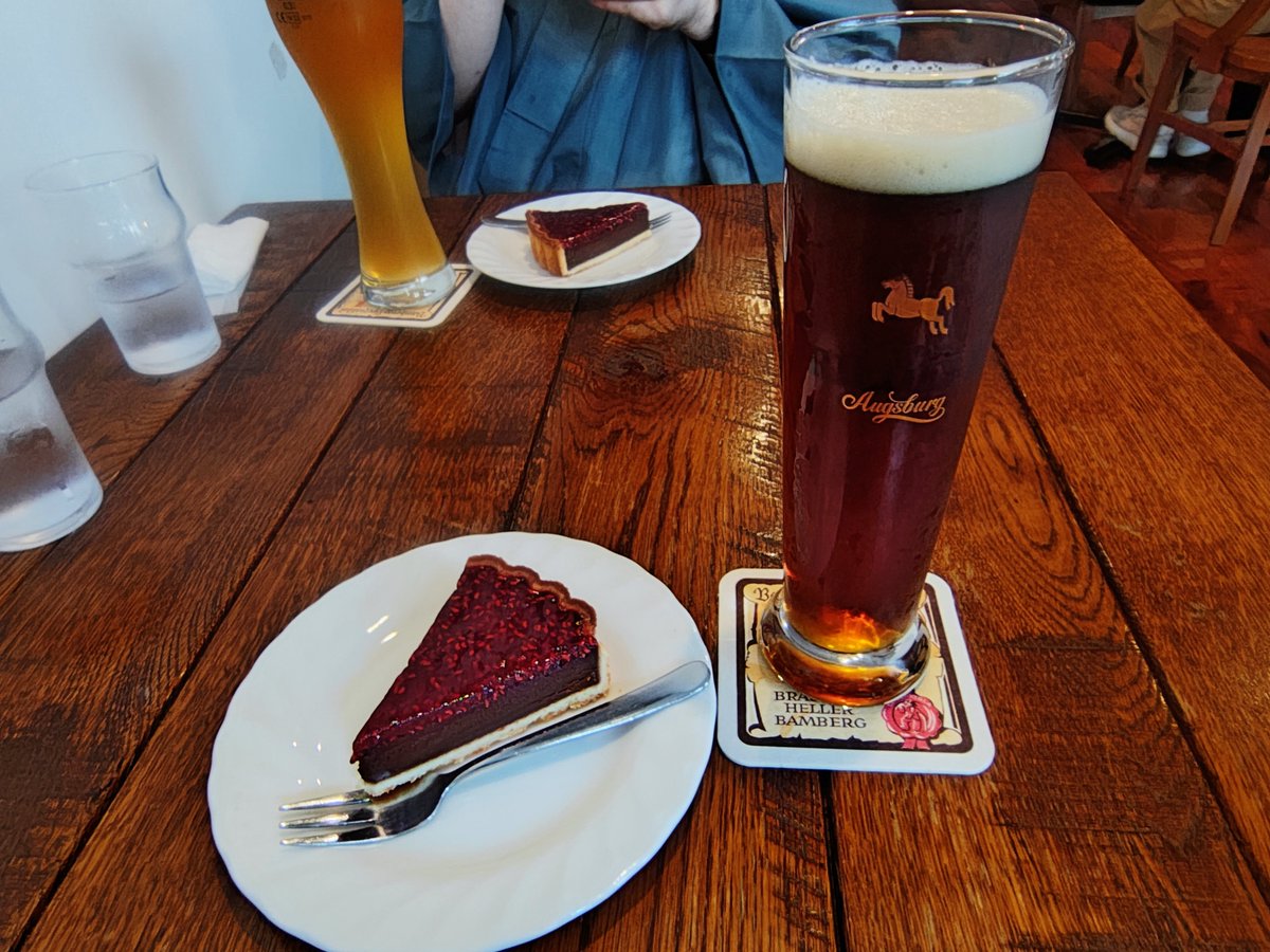 minawa_t's tweet photo. 実は「骨付鳥  一鶴」に行ったあと、ひろせ君に元町のドイツ料理店「キャプテンロルフ」(昔、鎌倉にあった「シーキャッスル」の後継店)に連れてってもらって、チョコとラズベリーのタルトにデュンケルをキメてきたんですよ🤗
甘いチョコケーキにほろ苦いデュンケルを合わせる…なかなか乙なものでした https://t.co/YZ1SuLuWIw