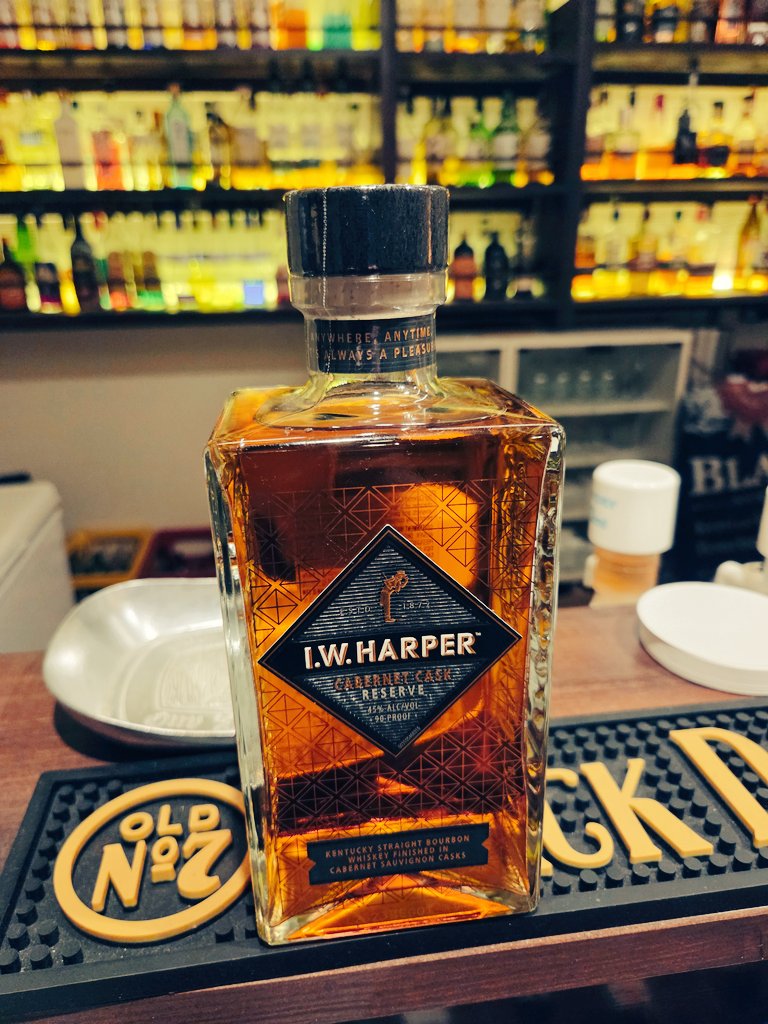 BAR88MASTER's tweet photo. めちゃくちゃ雨降ってますね😑

ご来店の際は足元お気をつけください😣

本日もよろしくお願いいたします🙇 https://t.co/BdnvmmtWXK