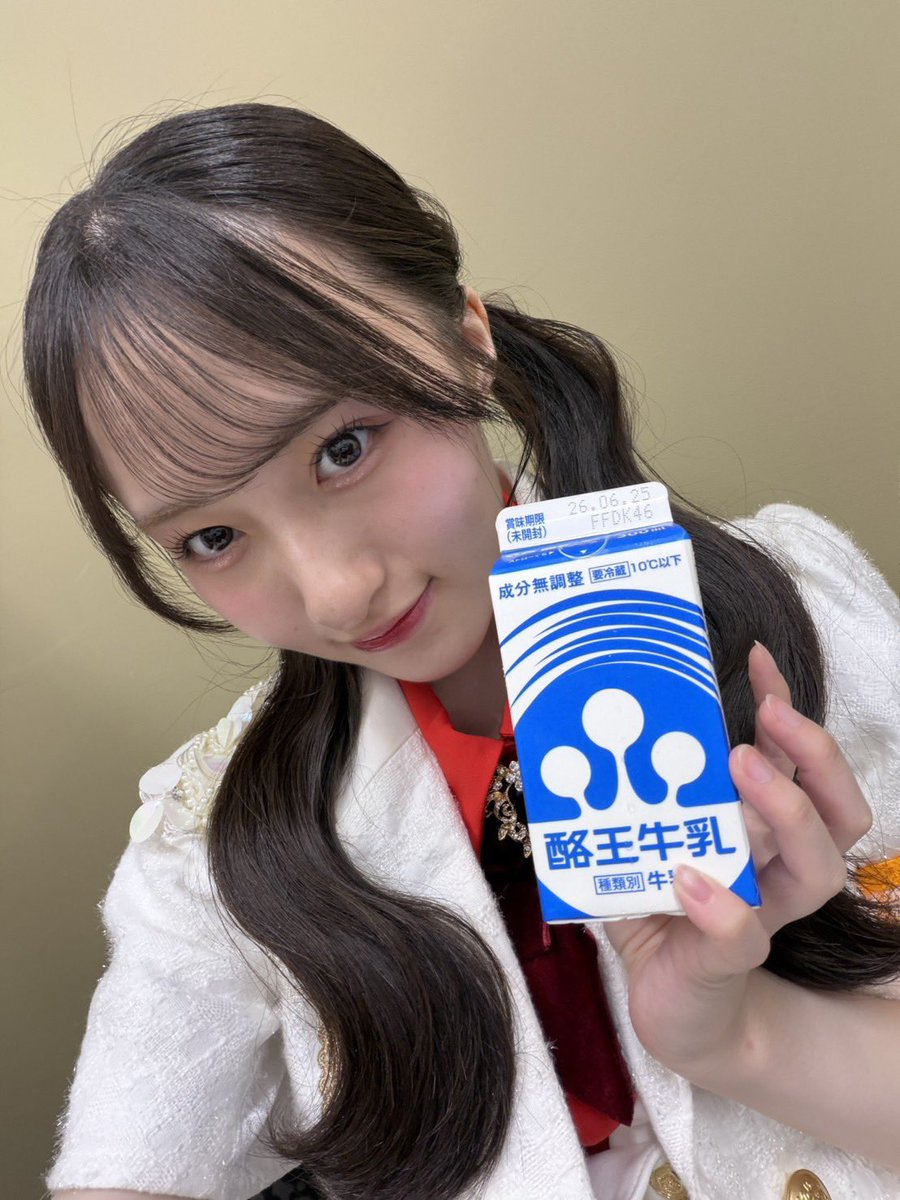 Rosy_Chronicle's tweet photo. 牛乳大好き #植村葉純 です🧡

#はすみるくの今日の牛乳

🥛酪王牛乳🥛
ゲットしたでーー！！
今日は福島県でイベントに出演させていただいたので、出番前に探し回りました！

ご当地名物のクリームボックスのケーキもゲットしたので牛乳と一緒に食べます！🥛✨
楽しみすぎる〜！♡

#ロージークロニクル #ハロプロ
#牛乳 #牛乳月間