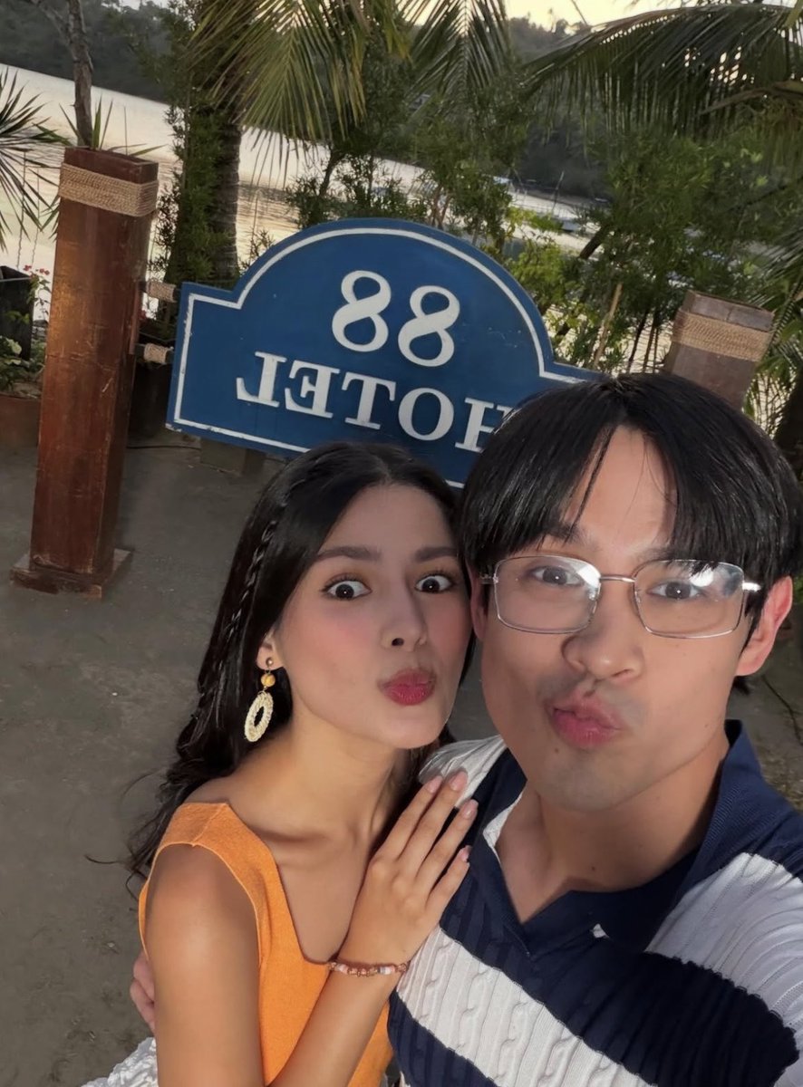 exoDO24394671's tweet photo. Yung kamay naman Ralph!! Haysss miss ko talaga kayo anubaaaa https://t.co/xIqt4i6FIp