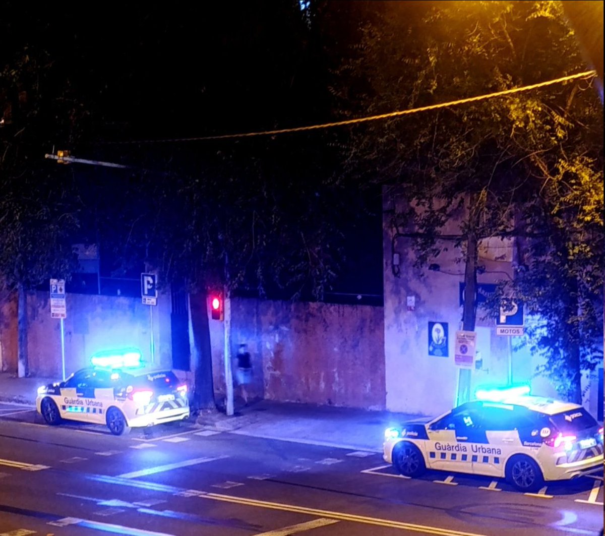 AVallcarca's tweet photo. 🤔 Sabeu quan truqueu a la @GUBBarcelona i no apareix perquè "no disposen d'efectius"?
🚨 A #Vallcarca, fa més de 72 hores que tenim almenys 4 patrulles vigilant una finca municipal buida que ha sigut parcialment enderrocada sense presentar permís d'obres
🤙 @pscbarcelona style https://t.co/3W4GMevE64