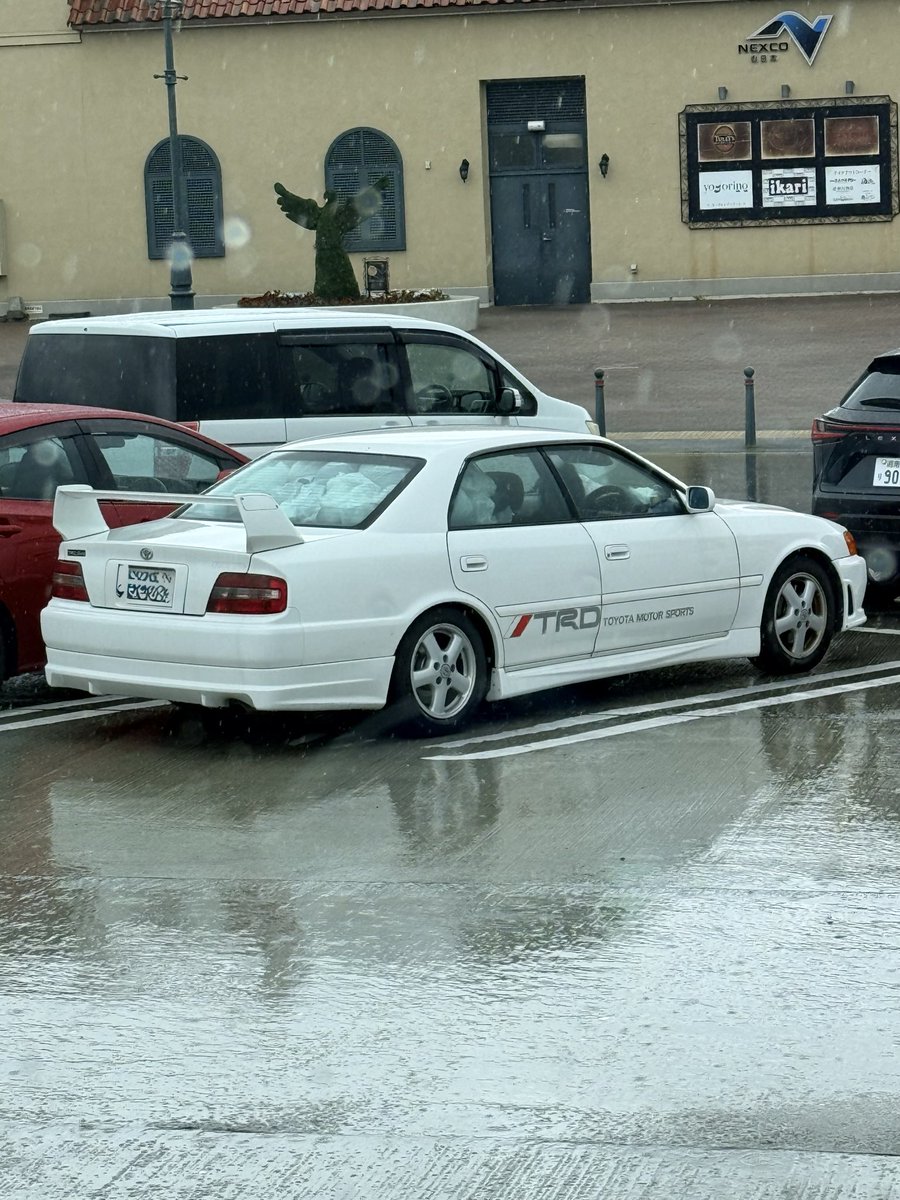 SHAFT_DD's tweet photo. 希少車見つけてはしゃいでたんだが車の中がゴミ屋敷だった💦
後ろの席の白いヤツ全部レジ袋に入ったゴミな😅😅😅
 #TRD  #チェイサー  #100系 https://t.co/6czuLkDZli