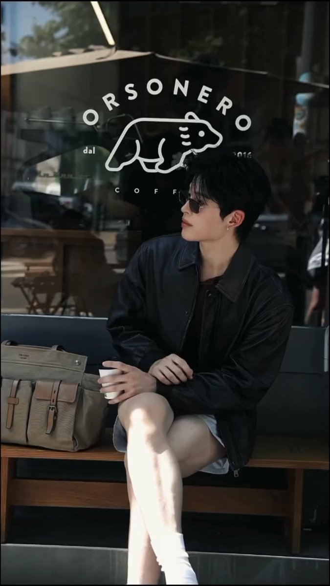 j0zephyne's tweet photo. แตกแตนมาก แคปจังหวะไหนก็ดีไปหมด

POND X PRADA FLYING TO MILAN

#ppnaravit #PradaSS27xPond 
#PradaSS27 #Prada https://t.co/HqZu15BBv6