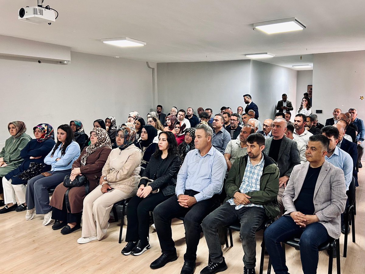 SSonugelen's tweet photo. 📍 Merkez İlçe Danışma Meclisi

Kahramanmaraş Milletvekilimiz ve İl Koordinatörümüz Ömer Oruç Bilal Debgici, İl Başkanımız Muhammed Feyzi Aygün, Milletvekilimiz Süleyman Özgün, Kadın Kolları Başkanımız Elife Çelebi, Gençlik Kolları Başkanımız Necati Yurtbilir, İl Genel Meclisi Başkanımız Serkan Naci Feralan ve teşkilat mensuplarımızın katılımlarıyla Aylık Olağan İlçe Danışma Meclisi Toplantımızı gerçekleştirdik.

Toplantımızda teşkilat çalışmalarımızı değerlendirip önümüzdeki döneme ilişkin hedeflerimizi istişare ettik. Birlik ve beraberlik içerisinde milletimize hizmet yolunda kararlılıkla çalışmaya devam ediyoruz.

Katılım sağlayan tüm dava arkadaşlarımıza teşekkür ediyorum.

@OmerOBDebgici 
@av_mfa 
@MvSuleymanOzgun 
@CelebiElife 
@sferalan 
@NecatiYurtbilir