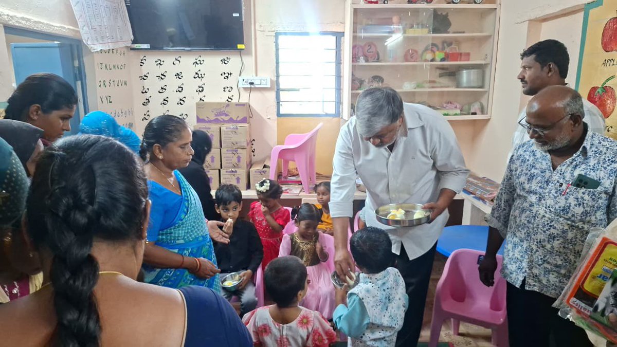 Mee_Challababu's tweet photo. స్వర్ణాంధ్ర - స్వచ్ఛాంధ్ర కార్యక్రమంలో భాగంగా పుంగనూరు నియోజకవర్గం, రొంపిచర్ల మండలం అంగన్వాడీ కేంద్రాన్ని సందర్శించాను.

 అక్కడ వసతులు, విద్యార్థులు మరియు గర్భిణీలకు అందుతున్న ఆహార నాణ్యతపై ఆరా తీసి, పరిసరాల పరిశుభ్రతపై టీచర్‌కు తగు సూచనలు జారీ చేయడం జరిగింది. ప్రజల సంక్షేమమే మా లక్ష్యం.