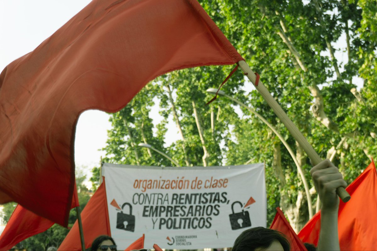 CJS_Sevilla's tweet photo. 📸 Ayer salimos a las calles para reclamar una vivienda universal, gratuita y de calidad.

La juventud trabajadora a la lucha: ¡contra el negocio de la vivienda y los salarios de miseria! 🚩 https://t.co/fFQPus8NPs