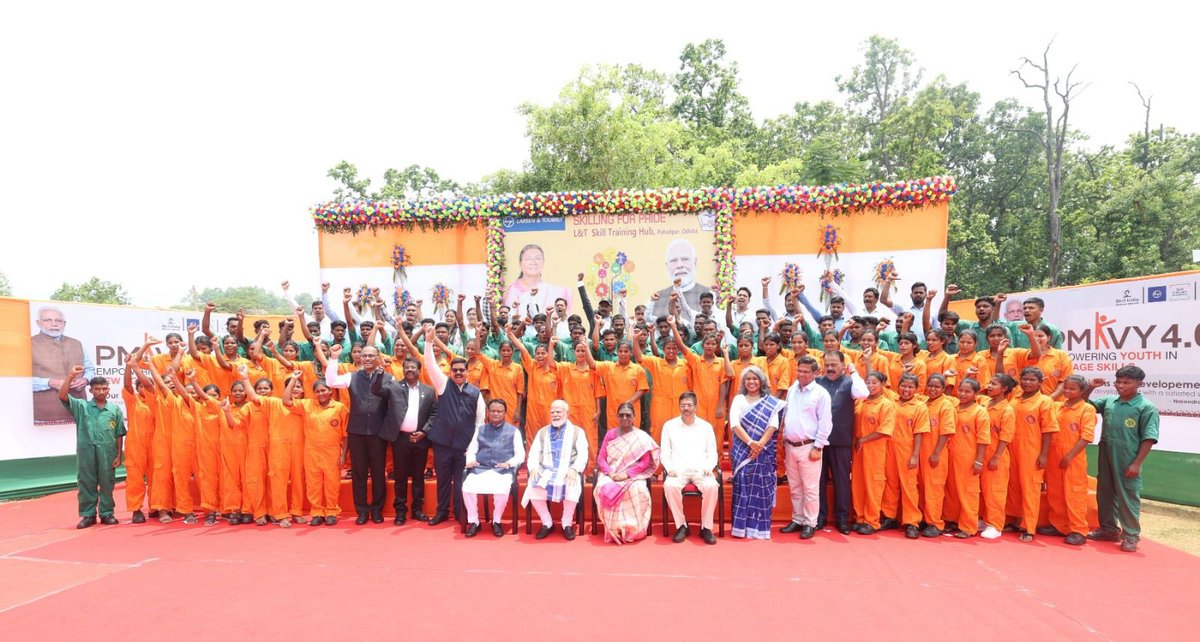 narendramodi's tweet photo. ପାହାଡ଼ପୁର ଗାଁର ଦକ୍ଷତା ବିକାଶ କେନ୍ଦ୍ର ପରିଦର୍ଶନ କଲି । ରାଷ୍ଟ୍ରପତି ଜୀ ଏହି କ୍ଷେତ୍ର ପ୍ରତି ଧ୍ୟାନ କେନ୍ଦ୍ରିତ କରିବା ଏବଂ ତାଙ୍କ ଗାଁର ବିକାଶ ଯାତ୍ରାକୁ ତ୍ୱରାନ୍ୱିତ କରିବା ଅତ୍ୟନ୍ତ ପ୍ରଶଂସନୀୟ ।
 
ଏହା ଅତି ଖୁସିର ବିଷୟ ଯେ ଆମର ଯୁବପିଢ଼ି ଏପରି କୌଶଳ ଶିଖୁଛନ୍ତି ଯାହା ସେମାନଙ୍କ ପାଇଁ ସୁଯୋଗ ଓ ଆତ୍ମନିର୍ଭରଶୀଳତାର ନୂତନ ରାସ୍ତା ଖୋଲୁଛି ।

@rashtrapatibhvn