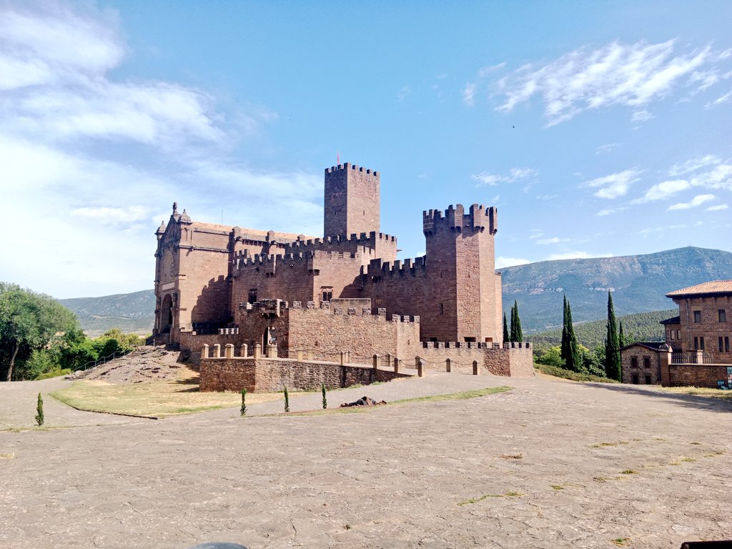 EuSaenz's tweet photo. Hoy estamos en Javier (Navarra).  Un lugar histórico y precioso para la cata de hoy. Un lujo comenzar con Raventos La Finca en mágnum y el caviar local. Despertando el apetito! https://t.co/LkyfVy3Cgx