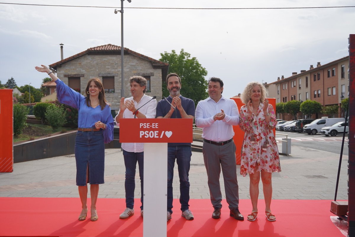 enekoandueza's tweet photo. Hoy hemos celebrado en Iruña de Oca la Fiesta de las Agrupaciones de Álava en la que hemos puesto de manifiesto la fuerza y el compromiso de la militancia socialista en este territorio. 

Me consta que el partido tiene las pilas puestas, y de la mano de @JHurtadoGV, su Ejecutiva y de toda la militancia socialista alavesa, vamos a estar pegados al terreno para dar respuestas a las principales preocupaciones de la gente.

Aquí seguiremos con la frente alta, el orgullo de ser socialistas y el compromiso firme con toda la sociedad alavesa.

Sozialismotik proiektu ilusionagarri, eraldatzaile eta errealista bat eskaintzen dugu Arabarentzat eta Arabako herritarrentzat.

#2urtegehiagoezkerbaliagarria #2añosmásdeizquierdaútil