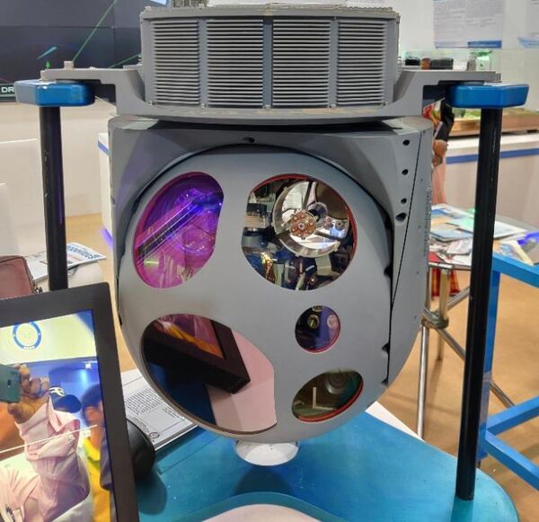 DefTRAC_IN's tweet photo. 🎥DRDO CAMOP (Compact Airborne Multi-Sensor Optronic Payload)
🔹 Day, Night & All-weather Surveillance
🔹 HD MWIR Thermal Imager + HD SWIR Camera
🔹 HD Colour Day Camera & Low-Light TV Camera
🔹 Laser Range Finder (Eye-safe)
🔹 Laser Pointer & Laser Illuminator
🔹 Automatic Target Tracking
🔹 Geo-location & Geo-pointing Capability
🔹 Stabilized 2-Axis Gyro Gimbal
🔹 Recognition Range up to 40 km
🔹 Suitable for UAVs, Aircraft & Helicopters
🔹 Weight below 60 kg 
🇮🇳
🔴🟡🟢
#drdo #uav #tapas
@DRDO_India
@AdithyaKM_ @AjayshreeSamby3 @alpha_defense @Defencematrix1 @Tracking_Live