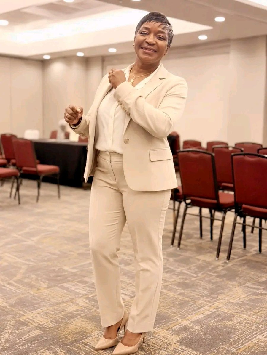 DrakeOfficial06's tweet photo. Nigerian politicians have finally pocketed DOS and zipped them up.
Pm Simon Ekpa is already exposing DOS's mischievous mind and their collaboration with the Nigerian government in kidnapping MNK.
USBG under Dr Ngozi Orabueze is doing well and Biafra Nation will be recognized soon.