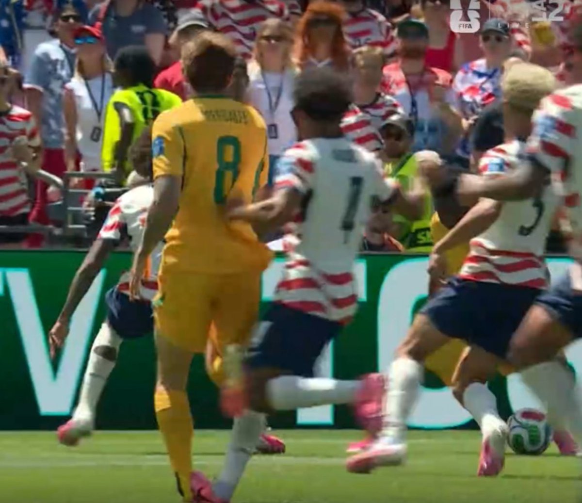 y_nezzz's tweet photo. @RefereeC21621 Could you also cover this, please? The Australian player cuts in the box in the ~62nd minute of the game, potentially to receive the ball https://t.co/wVEROLm0Zm