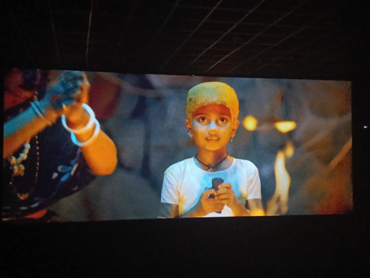 JanmatMarathi1's tweet photo. #MarathiBoxoffice Update:

#घाबाडकुंड  मराठी चित्रपटसृष्टीतील एक वेगळा आणि धाडसी प्रयोग! 👏🎬

माझं रेटिंग: ⭐⭐⭐⭐☆ (4/5)

एका गावातील गूढ विहिरीभोवती संपूर्ण कथा फिरते. त्या विहिरीत दडलेल्या धनाच्या आख्यायिका, ते मिळवण्याची अंधळी लालसा आणि त्या लालसेच्या जाळ्यात अडकलेले गावकरी यातून कथानक उलगडत जातं.

भूतकाळातील खुनांमुळे अपूर्ण राहिलेली आईची माया, पूर्वजांच्या आत्म्यांना शांती मिळवून देण्याची धडपड, कोणाच्या नात्यांची परीक्षा, कोणाचा या संकटात अडकलेला नवरा आणि या सगळ्यात भरडली जाणारी एक निष्पाप मुलगी… हे सर्व कथेला अधिक भावनिक आणि रहस्यमय बनवतं.

एका आईने स्वतःच्या मुलीलाही पणाला लावण्याइतकी विकृत लालसा अंगावर काटा आणते..

शेवटी धन कोणाला मिळतं आणि त्यासाठी किती मोठी किंमत मोजावी लागते, यासाठी चित्रपट नक्की पाहावा.

#घाबाडकुंड चा क्लायमॅक्स हा शेवट नसून नव्या लालसेचा आणि नव्या खेळाचा प्रारंभ वाटतो. त्यामुळे पुढचा भाग पाहण्याची उत्सुकता अधिकच वाढते. आणि हो, शेवटचा ट्रॅक मोठ्या आवाजात ऐकायला विसरू नका!

हा चित्रपट कुटुंबासोबतही पाहता येईल.

एक स्टार फक्त यासाठी कमी काही प्रसंगांमध्ये जिथे हॉररचा प्रभाव अधिक जाणवायला हवा होता, तिथे तो थोडा कमी पडल्यासारखा वाटतो..

@rasikkadam @PritamSKPatil1

#Ghabhadkund
#MarathiBoxOfficeUpdate
#घाबाडकुंड #Ghabhadkund #MarathiCinema #MovieReview #HorrorMovie #AdventureThriller #SupportMarathiCinema #मराठीचित्रपट