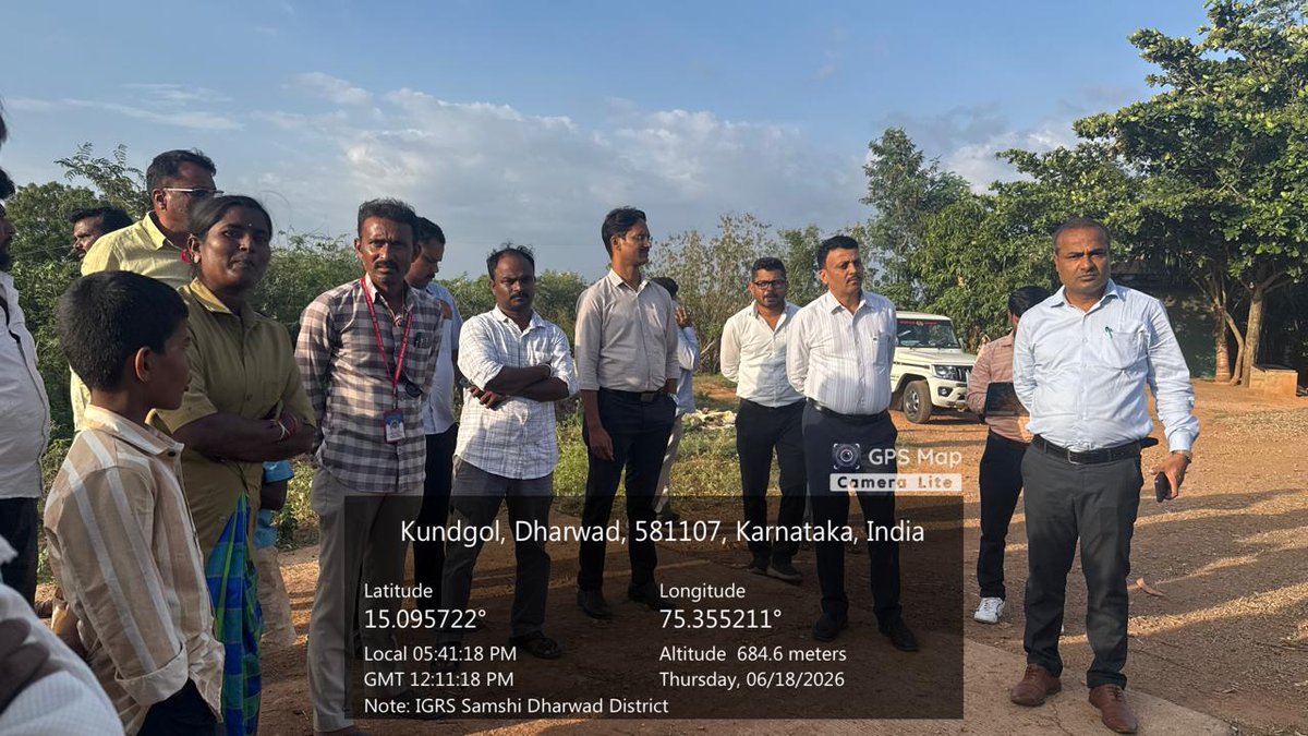 ad_swd_dwd's tweet photo. ಮಾನ್ಯ ಜಂಟಿ ನಿರ್ದೇಶಕರು, ಸಮಾಜ ಕಲ್ಯಾಣ ಇಲಾಖೆ, ಧಾರವಾಡ ಹಾಗೂ ಕುಂದಗೋಳ ತಾಲೂಕಿನ ತಹಸಿಲ್ದಾರರು ಇಬ್ಬರು ಶ್ರೀಮತಿ ಇಂದಿರಾಗಾಂಧಿ ವಸತಿ ಶಾಲೆ ಸಂಶಿ, ಈ ಶಾಲೆಯ ಸ್ವಂತ ಕಟ್ಟಡ ನಿರ್ಮಾಣವಾಗಬೇಕಿರುವ  ನಿವೇಶನಕ್ಕೆ ಭೇಟಿ ನೀಡಿ ಪರಿಶೀಲಿಸಿದರು. https://t.co/IX8zyallRg
