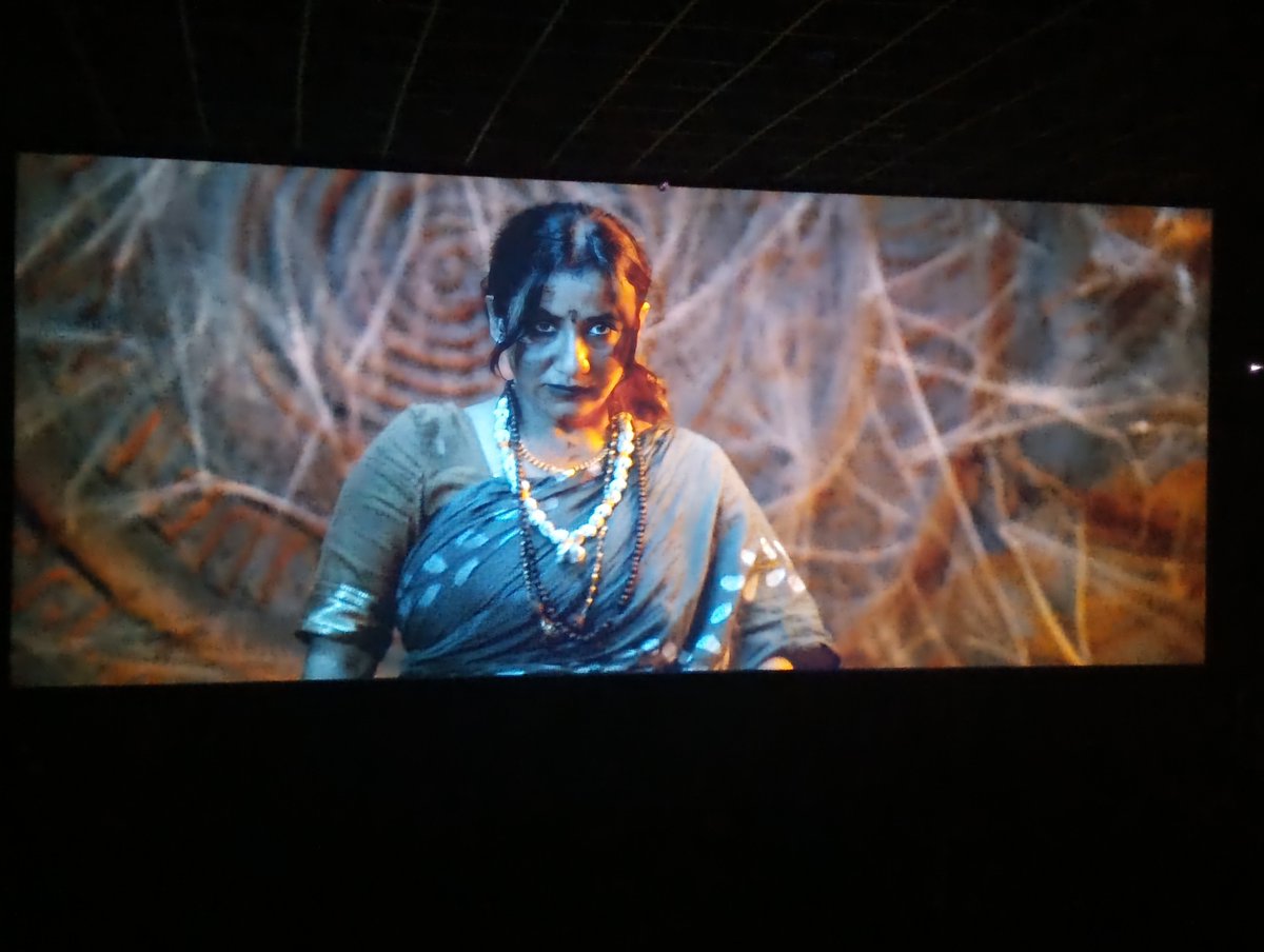 JanmatMarathi1's tweet photo. #MarathiBoxoffice Update:

#घाबाडकुंड  मराठी चित्रपटसृष्टीतील एक वेगळा आणि धाडसी प्रयोग! 👏🎬

माझं रेटिंग: ⭐⭐⭐⭐☆ (4/5)

एका गावातील गूढ विहिरीभोवती संपूर्ण कथा फिरते. त्या विहिरीत दडलेल्या धनाच्या आख्यायिका, ते मिळवण्याची अंधळी लालसा आणि त्या लालसेच्या जाळ्यात अडकलेले गावकरी यातून कथानक उलगडत जातं.

भूतकाळातील खुनांमुळे अपूर्ण राहिलेली आईची माया, पूर्वजांच्या आत्म्यांना शांती मिळवून देण्याची धडपड, कोणाच्या नात्यांची परीक्षा, कोणाचा या संकटात अडकलेला नवरा आणि या सगळ्यात भरडली जाणारी एक निष्पाप मुलगी… हे सर्व कथेला अधिक भावनिक आणि रहस्यमय बनवतं.

एका आईने स्वतःच्या मुलीलाही पणाला लावण्याइतकी विकृत लालसा अंगावर काटा आणते..

शेवटी धन कोणाला मिळतं आणि त्यासाठी किती मोठी किंमत मोजावी लागते, यासाठी चित्रपट नक्की पाहावा.

#घाबाडकुंड चा क्लायमॅक्स हा शेवट नसून नव्या लालसेचा आणि नव्या खेळाचा प्रारंभ वाटतो. त्यामुळे पुढचा भाग पाहण्याची उत्सुकता अधिकच वाढते. आणि हो, शेवटचा ट्रॅक मोठ्या आवाजात ऐकायला विसरू नका!

हा चित्रपट कुटुंबासोबतही पाहता येईल.

एक स्टार फक्त यासाठी कमी काही प्रसंगांमध्ये जिथे हॉररचा प्रभाव अधिक जाणवायला हवा होता, तिथे तो थोडा कमी पडल्यासारखा वाटतो..

@rasikkadam @PritamSKPatil1

#Ghabhadkund
#MarathiBoxOfficeUpdate
#घाबाडकुंड #Ghabhadkund #MarathiCinema #MovieReview #HorrorMovie #AdventureThriller #SupportMarathiCinema #मराठीचित्रपट