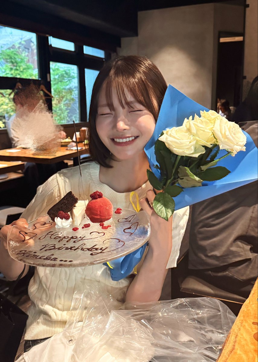 _Hime_Araya_'s tweet photo. 友達からお祝いされてる私、嬉しそう https://t.co/F1PZpftQu5