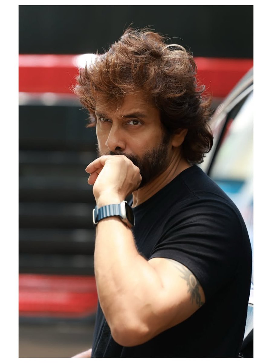 chiyaanCVF's tweet photo. No extra styling needed. Just @Chiyaan in a casual fit, completely owning the room. 🚶‍♂️💥

#ChiyaanVikram #EffortlessStyle 
#Chiyaan63

@sooriaruna @Kalaiazhagan15 @proyuvraaj https://t.co/smAMGL19Gm