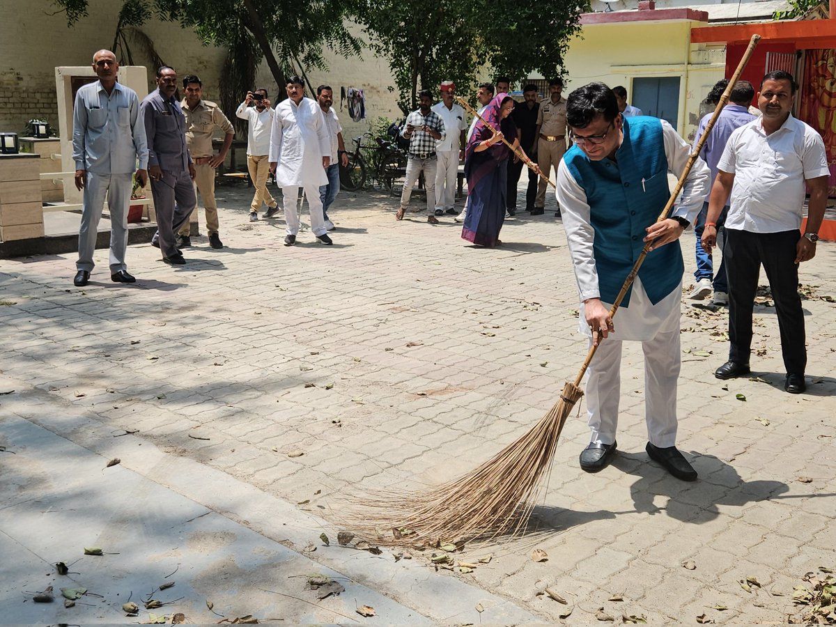 Premapkverma's tweet photo. मा.प्रधानमंत्री श्री नरेंद्र मोदी जी के नेतृत्व मे केन्द्र सरकार के 12 वर्ष पूर्ण होने के उपलक्ष्य मे आज मा.राज्यमंत्री श्री नितिन अग्रवाल जी की उपस्थिति मे जिला पंचायत परिसर हरदोई मे आयोजित सामूहिक स्वच्छता कार्यक्रम मे सहभागिता की। #12YearsOfSeva #SwachhBharat #SwachhtaHiSeva https://t.co/ryw5BhtPwe