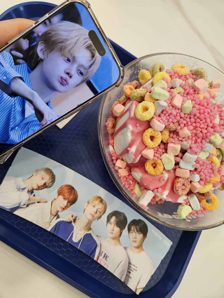 yeeogl3's tweet photo. 우연치않게 투바투랑 같이 요아정먹음 https://t.co/U9Mnp7rK31