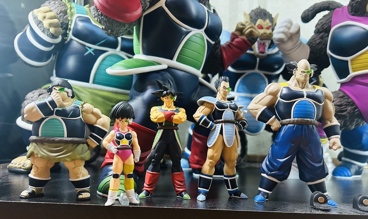 DBkibidango's tweet photo. やっと大猿バーダック軍団が
揃ったの嬉しすぎる*\(^o^)/*

塗装は控えめだから少しチープさは
あるけど造形がすごくいいから
あまり気にならない(^^)
特典も造形いいし
表情がめっちゃ好きd(^_^o)

だけど一番がっかりしたのが
バーダックさんが自立しないこと😇

今はこんな感じで飾ってる🫠(4枚目) https://t.co/wDhhEWb1vr