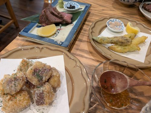 hagidango's tweet photo. 昨夜は前に勤めていた会社で仲良くしてくれていたOさんとお食事　ひとりだと入りにくい居酒屋
カツオのたたきなど美味しかったです
#お食事会　#お出かけ https://t.co/xHlmRiNCDG
