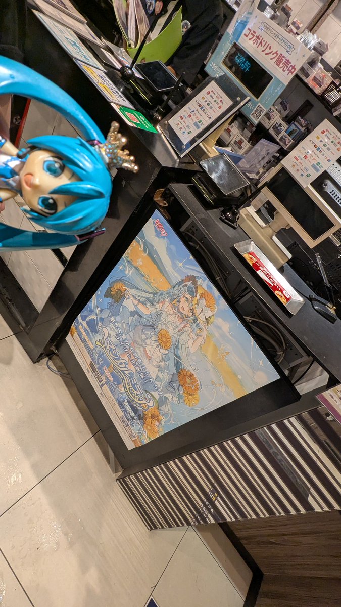 oznetworld's tweet photo. カラオケの鉄人の初音ミクコラボルーム(池袋)にやって来ました〜!!!(*°∀°)=3

うおおおおお〜!!!((o(*>ω<*)o))
みくぅぅぅぅ〜!!!((o(*>ω<*)o))

前回行った秋葉原(https://t.co/pqW4ku798t)よりはちょっと暗めのお部屋

🎤🎤🎤🎤🎤🎤🎤🎤🎤
#初音ミク
#カラオケの鉄人 https://t.co/Y9jAcdmlXw