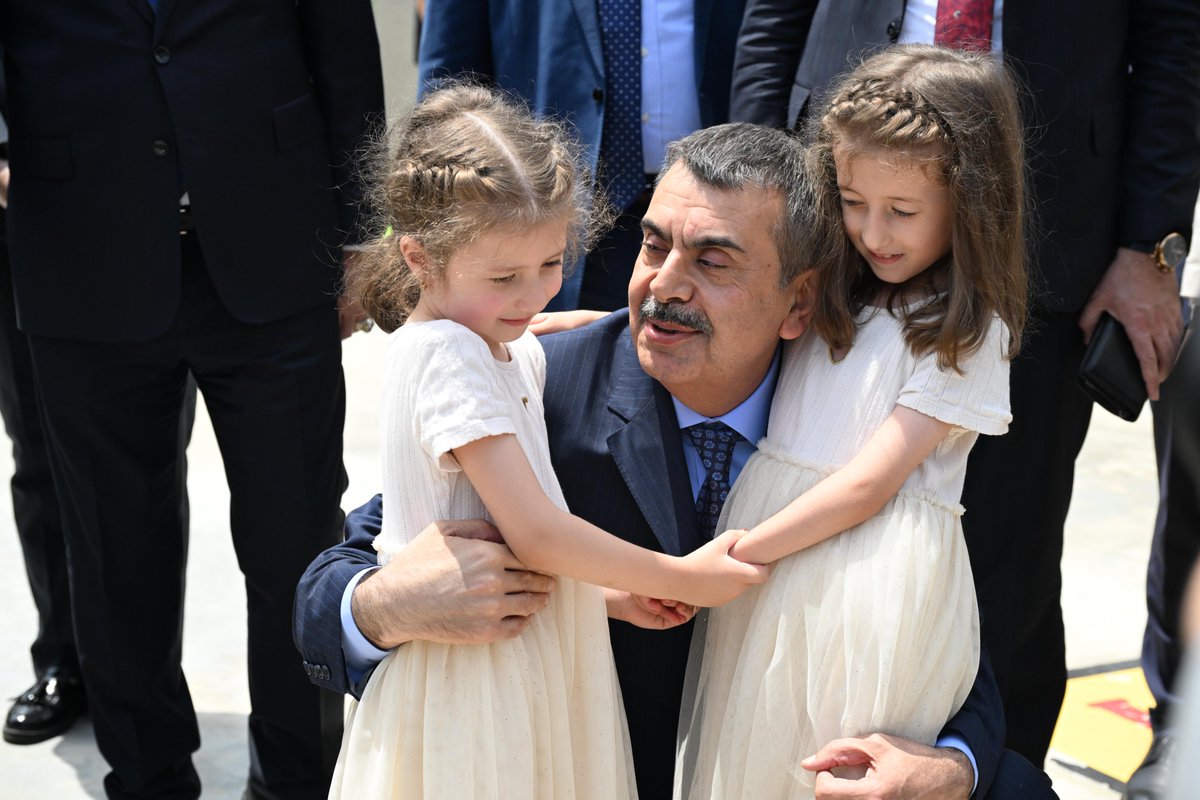 DenizliValiligi's tweet photo. 📌 İlimizdeki temaslarını sürdüren Millî Eğitim Bakanımız Sayın Yusuf Tekin, Merkezefendi Belediyesi Anadolu İmam Hatip Lisesini ziyaret etti. 

📌 Sayın Bakanımızın okul ziyaretine, Valimiz Sayın @yskosger ile il protokolü eşlik etti. 

📌 Ziyaret kapsamında öğretmenlerle bir araya gelerek bir süre görüşen Bakanımız Sayın Tekin, okulda bulunan müzik atölyesinde öğrenciler tarafından icra edilen “Gülpembe Müzik Dinletisi”ni dinledi. Ardından Bakanımız Sayın Tekin, robotik kodlama atölyesi ile öğrenciler tarafından hazırlanan ve Türk kültürünü yansıtan eserlerden oluşan sergi alanını da gezerek okuldaki incelemelerini tamamladı.

@TC_icisleri 
@tcmeb 
@Yusuf__Tekin