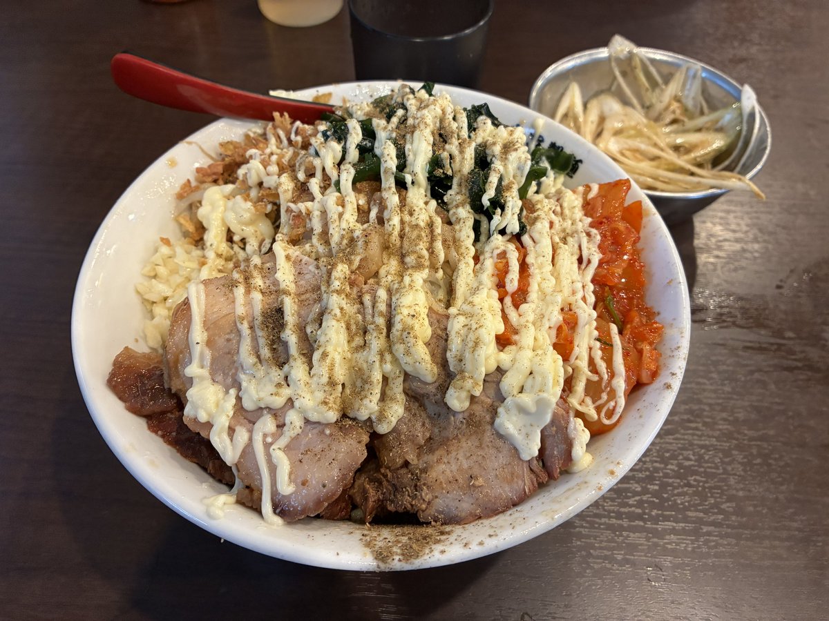 Ry_758's tweet photo. 自家製麺まる太
汁夏ニンニクアブラ+旨味ネギ
初訪問は基本的に通常のラーメンにするけど、今日から始まった限定の汁夏に惹かれて気付いたらポチってた
リピ確のとんでもないおいしさ
麺も豚もどストライク https://t.co/6lNIo07Qpr