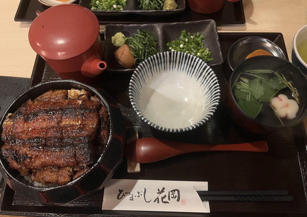 pomi315's tweet photo. 超特急⭐︎スパークリング少女漫画の世界でした。ひつまぶしもモーニングも美味でした。貸オペラはおもちゃクオリティでした。野生のあーちゃんと観劇かぶりました。元気になりました https://t.co/xMdKw7pTwj