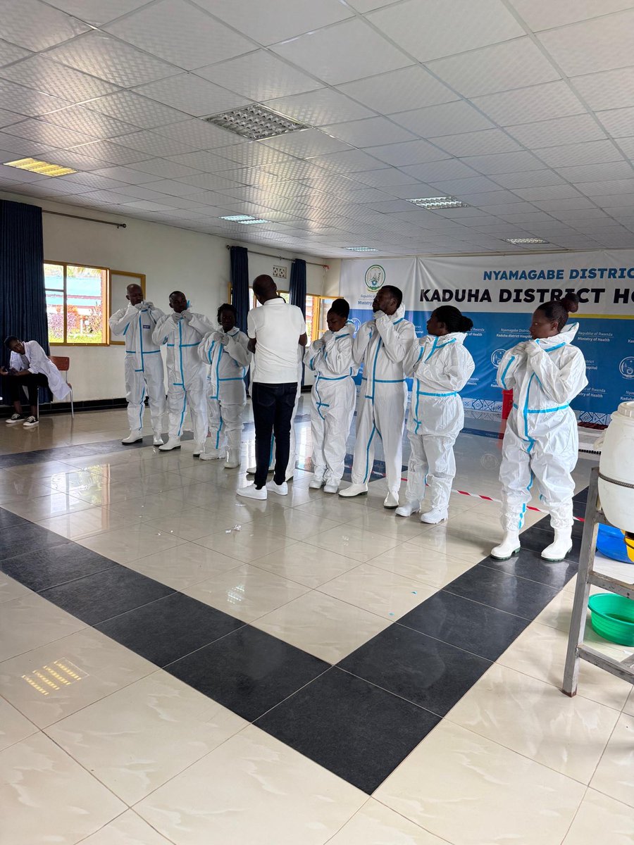 KaduhaDH's tweet photo. 1/2

Kumunsi w’ejo Tariki 19/06/2026 
Hasojwe amahugurwa y’iminsi 5 yaberaga mu bitaro bya Kaduha akaba yaragamije kongerera ubumenyi abakozi b’ibitaro uko bahangana n’indwara z’ibyorezo byo mubwoko bwa VHF Harimo na Ebola, https://t.co/H9AiXkHRr2