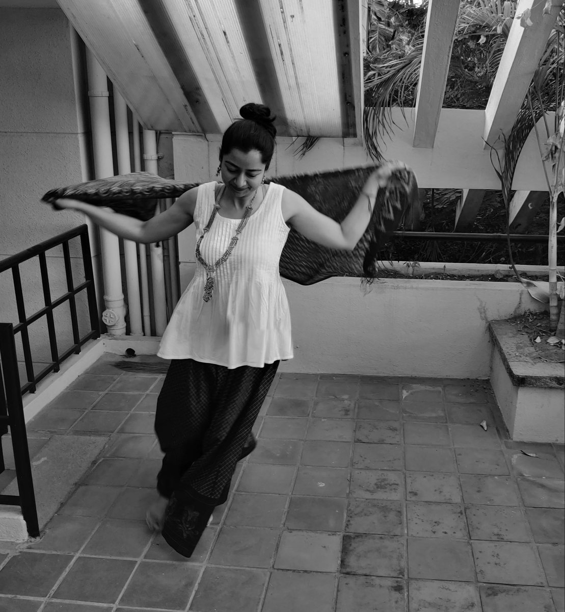asase_art's tweet photo. She recognises the fragmented self that were then threaded together to pass through the emotional passage of love longing affection.
#monochrome
#lightplay
#portraitphotography
#theme_pic_india
Photographs clicked by talented friends. https://t.co/wZZQBczvZb