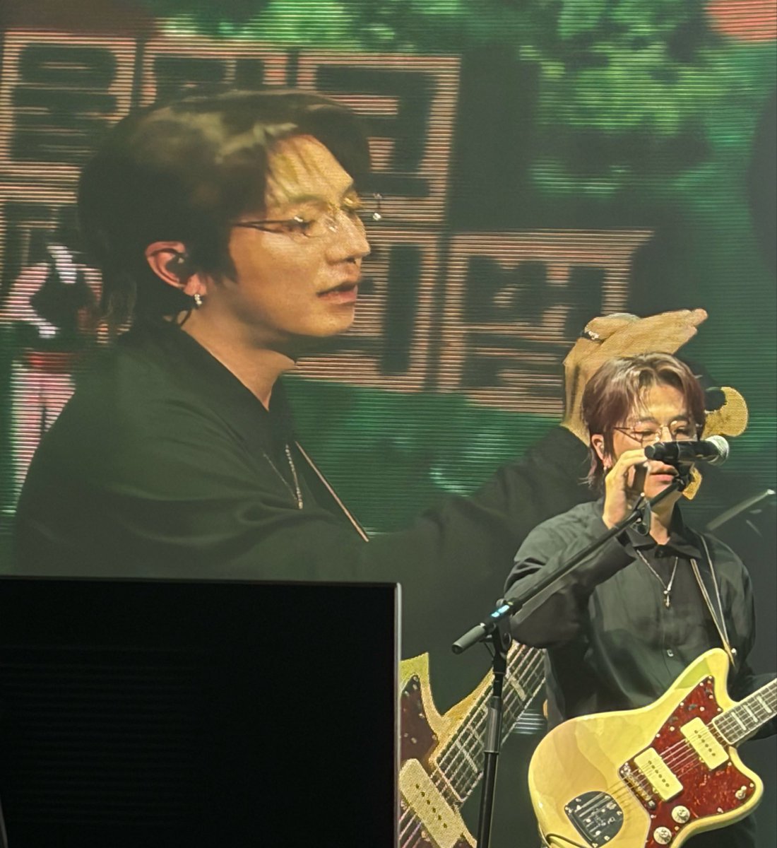 _tree_s's tweet photo. 나는 아래에서 위로 찍어서 빵떡 고양이같은데 전광판은 무슨 ㅇㄱㅁㅇㅇ https://t.co/tvBlF35BEz