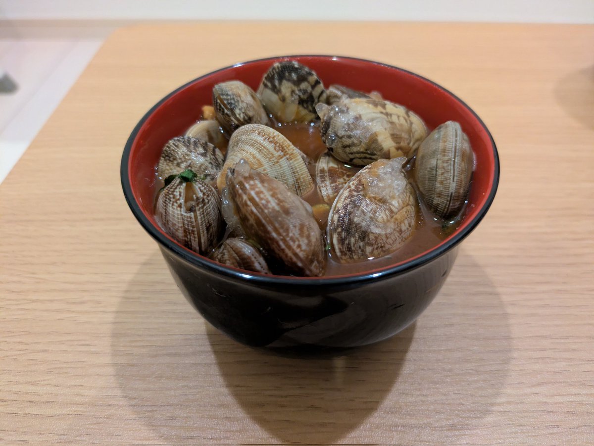 8p_lt's tweet photo. 賞味期限今日までのあさり40個入れた味噌汁完成。味噌汁食べてんのかあさり食ってるのか分からん。 https://t.co/dWkXq2JBxa