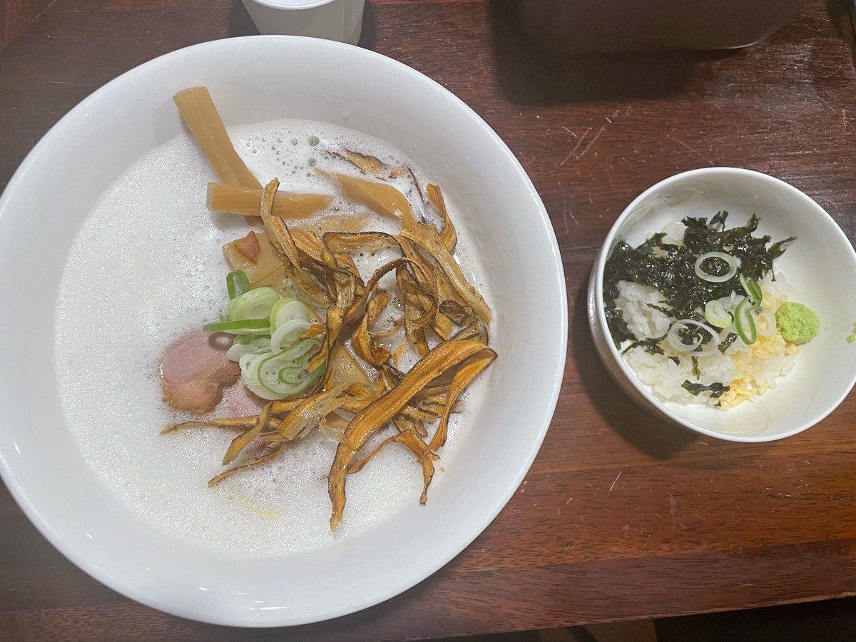 Kasumi10077's tweet photo. 일본인 여러분, 봐주세요!

한국의 일본식 라멘입니다! 🍜

물고기인 도미를 이용해 끓여 낸 육수의 라멘입니다!

어떤가요? 맛있어 보이나요? 🥰🥰

가게 정보는 타래! https://t.co/Z9fKs8ayqU