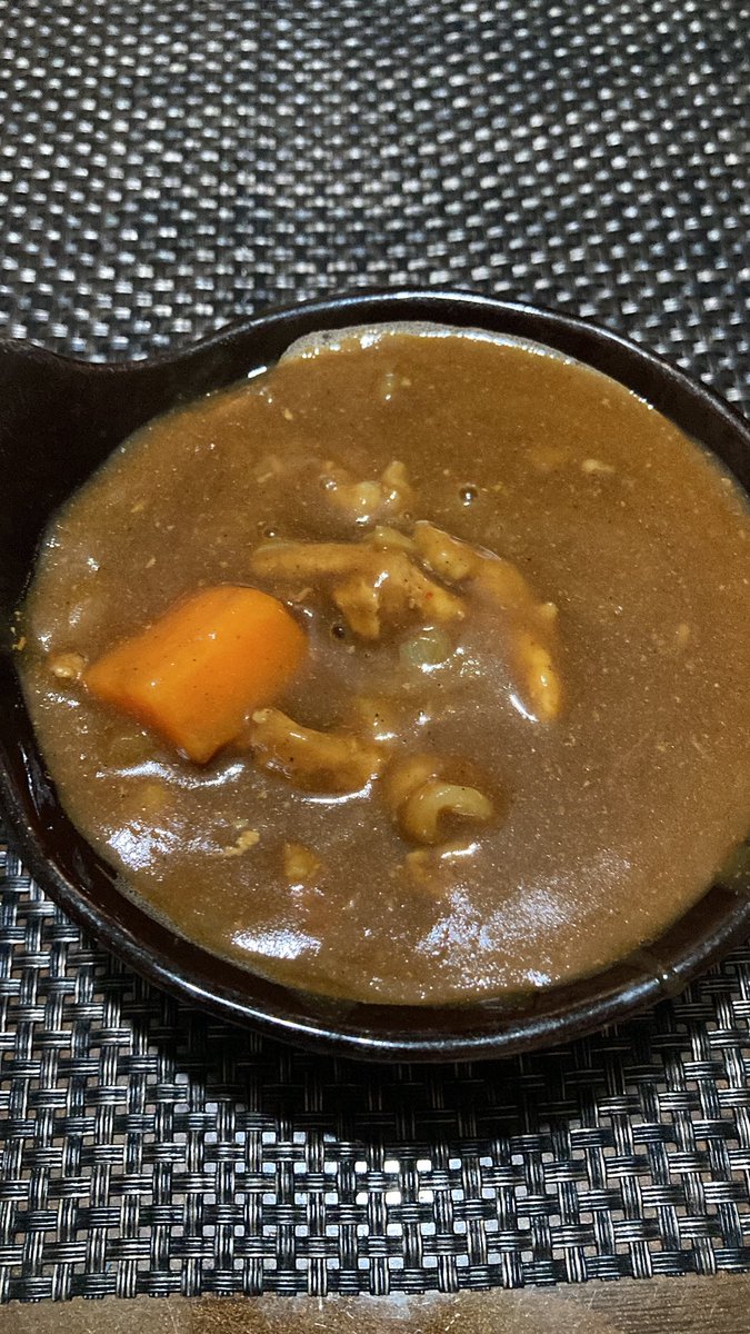 HOWLINGGUITAR's tweet photo. 今日からカレー。
玉ねぎ、ニンジン、🐷肉、ニンニクいっぱい。ルウはジャワのスパイシーブレンドとTOPVALU辛口。いつもルウは多めに入れる。単純に旨味倍増。かなり怠い気候だからカレーで💪
てか、辛い🥵。。出来立てを小皿で味見するのがまたうまい。 https://t.co/Uu7V7KjZuD