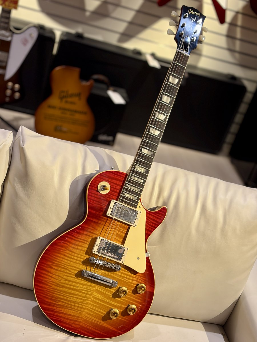 mikiame's tweet photo. 【三木楽器 大決算セール】
~1959 Les Paul Standard Reissue Washed Cherry VOS~
チェリーバーストのR9が大特価‼️
R9お探しの方はめちゃお得ですよ〜
是非チェックください👇️
https://t.co/qLjMmS6ilJ
#Gibson #LesPaul #エレキギター #amemura https://t.co/pqnnsQPU5N
