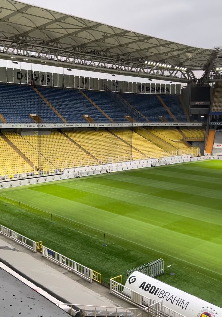 FenerXMedia's tweet photo. Fenerbahçe yönetimi, kulübe gelen yoğun taleplerin ardından kale arkası tribünlerindeki sarı koltukları, lacivert renge boyama kararı aldı. Maraton E Blok inşaatında sona gelindi. 6-7 Temmuz'da koltuklar monte edilecek.  

(Yağız Sabuncuoğlu) https://t.co/Ue0agw8SeP