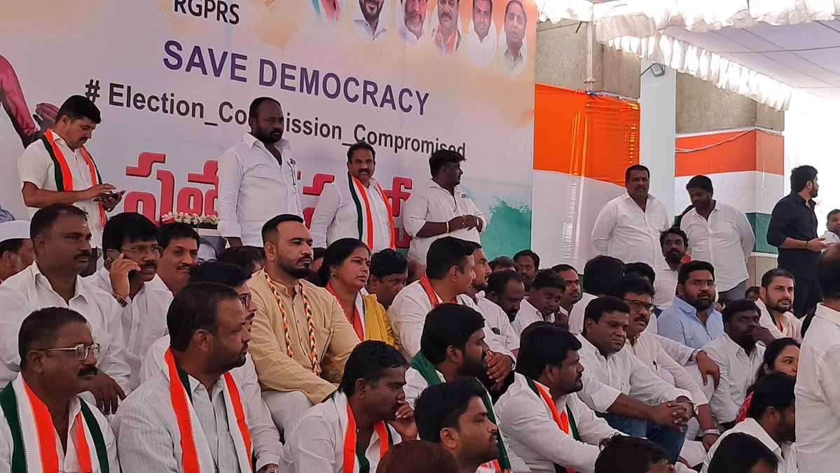 Ekrishnakumar5's tweet photo. తెలంగాణ కాంగ్రెస్ ఇన్‌చార్జ్ మీనాక్షి నటరాజన్ గారి రాజ్యసభ నామినేషన్‌ను ఎన్నికల సంఘం తిరస్కరించిన తీరుకు నిరసనగా, గాంధీ భవన్‌లో సత్యాగ్రహ దీక్ష నిర్వహించాము.. https://t.co/Ur975H24f4