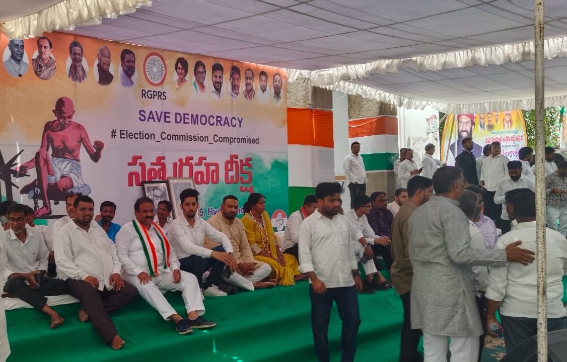 Ekrishnakumar5's tweet photo. తెలంగాణ కాంగ్రెస్ ఇన్‌చార్జ్ మీనాక్షి నటరాజన్ గారి రాజ్యసభ నామినేషన్‌ను ఎన్నికల సంఘం తిరస్కరించిన తీరుకు నిరసనగా, గాంధీ భవన్‌లో సత్యాగ్రహ దీక్ష నిర్వహించాము.. https://t.co/Ur975H24f4