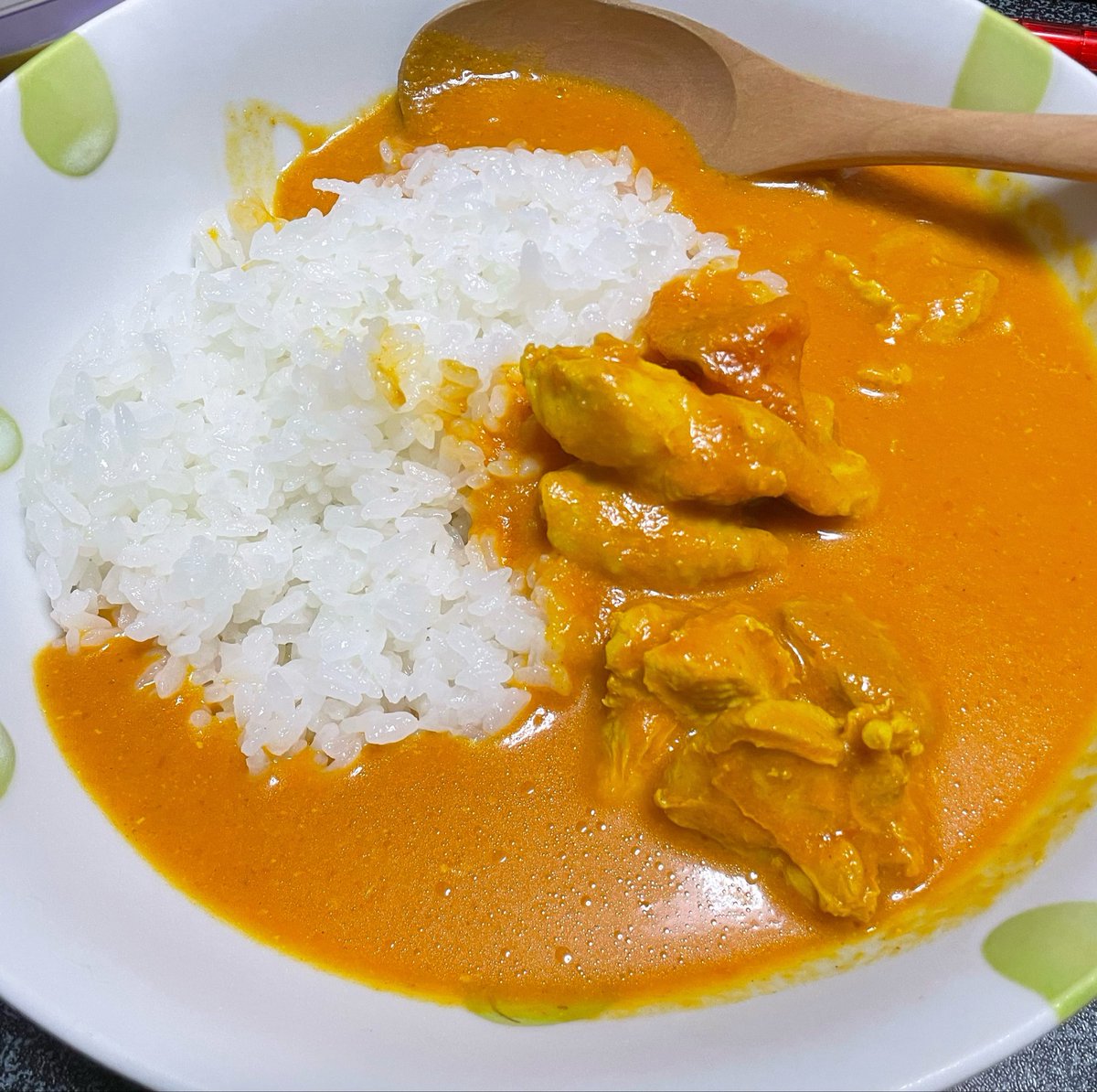 rieseal's tweet photo. 来週久々にオペレーターなのでその前にカレーだ！（小屋入り中はカレー食べない人）と、これもまた久々にバターチキンカレー作った雨の日。ブレンダーも久々に使ってなめらかソース💕
うまい（自画自賛）👏
ビールも飲んじゃうよね😆✨ https://t.co/J5DTXp2UYP