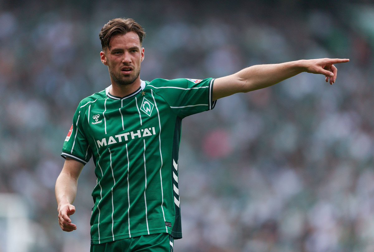 werderbremen_pe's tweet photo. Olivier #Deman vuelve a estar en el punto de mira del #Parma: el club busca un lateral izquierdo y lleva intentando fichar al belga desde enero, cuando el @werderbremen no aceptó por ser demasiado bajo el dinero ofrecido por su traspaso. Sin embargo, su impresionante final de temporada ha cambiado las cosas.

La situación aún está en desarrollo.

FUENTE: @simo_lor