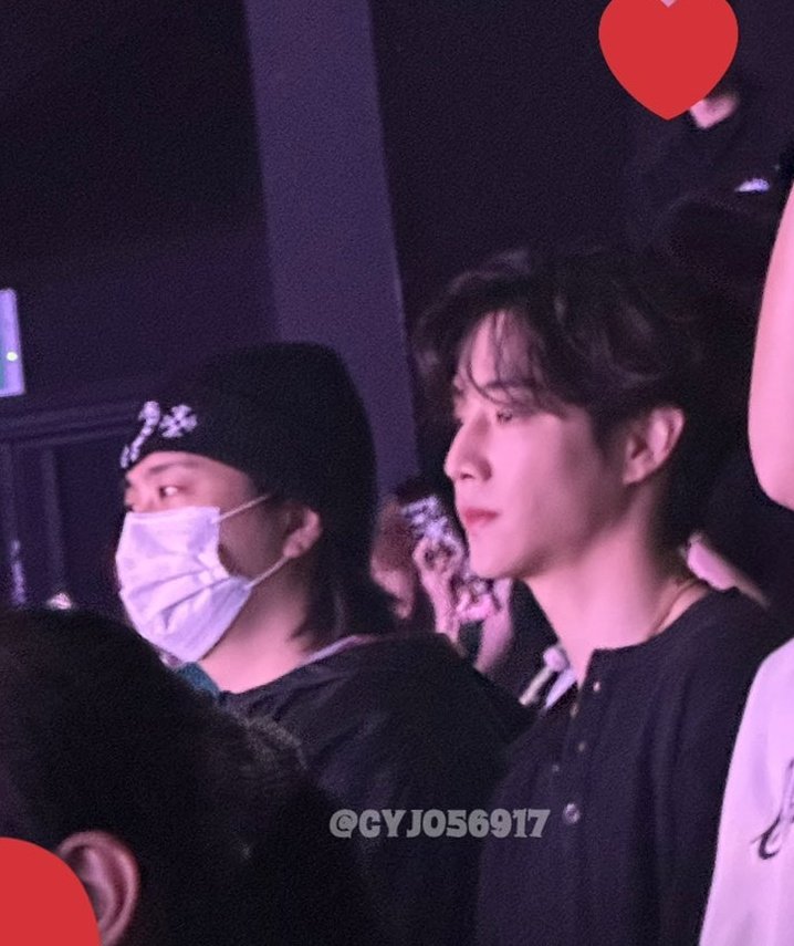 Markie_tut's tweet photo. I KNOW SEMUA MEMBER GOT7 CAKEP CAKEP YEE TAPIIII MARK TUAN LO GANTENGNYA GA MASUK AKAL CUYY!!! DIA NIH BENER BENER MENJALANKAN PERANNYA SEBAGAI VISUAL GRUP WKWKWKWKWK (BERCANDA GUYSSSS) https://t.co/cbBq7697av