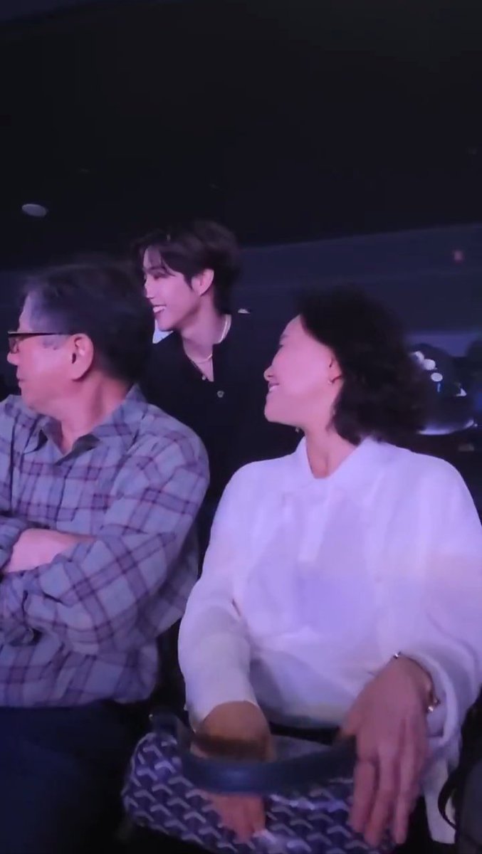 Parichat250433's tweet photo. เป็นภาพที่มีความสุขที่สุด ได้เห็นรอยยิ้มแห่งความสุขของคุณพ่อ คุณแม่ และลูกๆ 🥹🫶😚🥰🫶💚 
@defjaybkr
@marktuan 
@ChoiArs_YJ
@yugyeom

JAY B Tape: roots Seoul
#TAPE_ROOTS_SEOUL_DAY1
#2026tape_roots_seoul #JAYB https://t.co/kSr0JpSECI