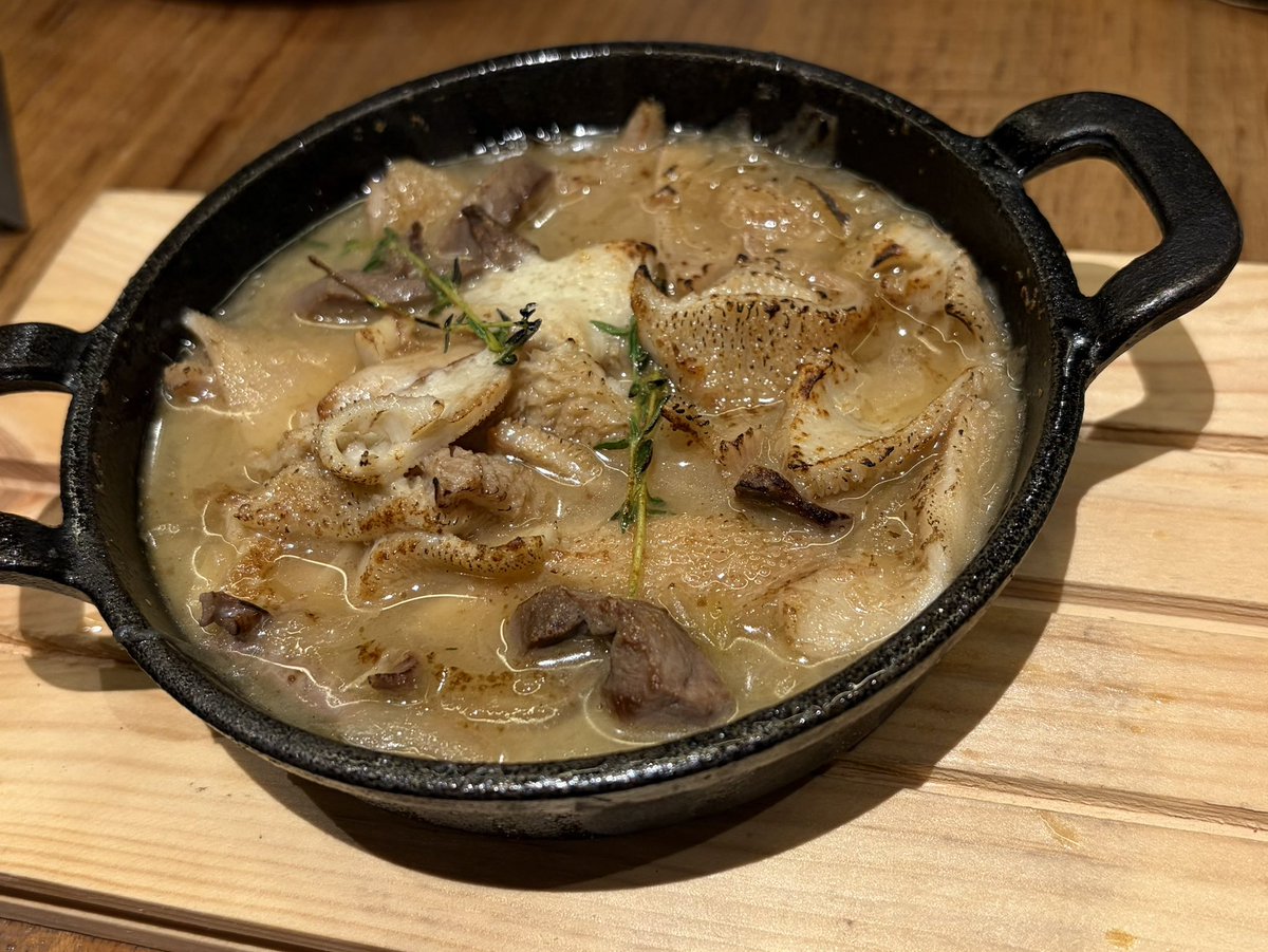 hanjouteiooba's tweet photo. 神保町にまた新しい名店が生まれた。ハオワールの跡地にできたラム肉専門店「ラムラック東京」。肉質も焼き方も最高。何より焼いてるところが見えて目が楽しい。 https://t.co/RrASBGTV4c