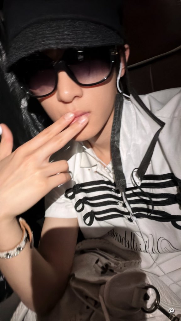 C1nn_1's tweet photo. 我要把他衣服撕烂裤衩撕碎然后坐上去😋 https://t.co/b7AvLWAk4Z