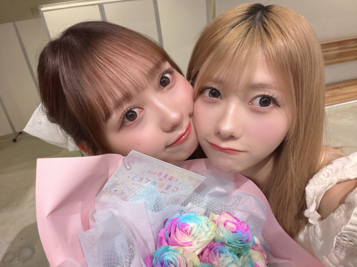 erii_20031027's tweet photo. 好きish  握手会1日目
ありがとうございました！✨

握手会やっぱ楽しすぎたし
久々に対面で長くお話できて
これこれぇ！！となりました！😉

そして、愛佳と真歩お疲れ様！✊🏻

隣のレーンからする真歩の
バカでっかボイスなくなるのか。
いつも当たり前のように苦情入れてたけど
いざなくなると寂しい。

明日もよろしくね！🩵