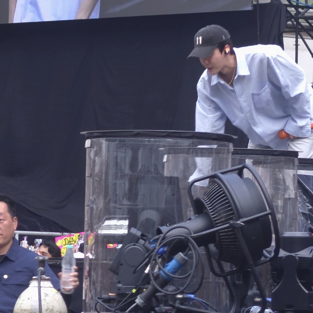 milkteus's tweet photo. sehun noticed a fan struggling with the heat and asked the security guard to pass them some cold water 🥹🫶🏻 https://t.co/3RfMqOrmW4