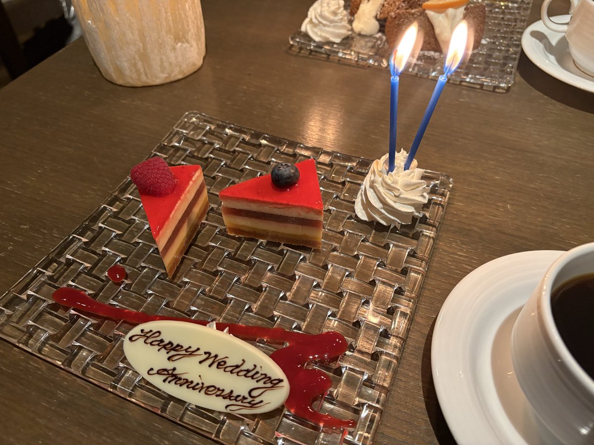 charo_dash's tweet photo. 今日は結婚記念日🎂

久しぶりに夫婦ふたりで、ゆっくり食事を楽しみました。

結婚式の日も雨だったので、この時期の結婚記念日は毎年雨。

雨音を聞くたびに、あの日のことを思い出します。

これからも支え合いながら、素敵なおじいちゃんとおばあちゃんになれたらいいな✨ https://t.co/S1fz2A3iCb