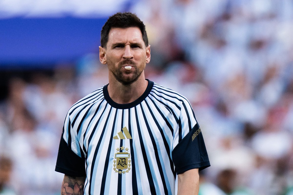 _BeFootball's tweet photo. 🚨🚨 C’EST FAIT, MESSI 🇦🇷 VA RETROUVER UNE VIEILLE CONNAISSANCE EN CLUB : CASEMIRO 🇧🇷 !!!! 😳🩷

Grand rival de Messi lors des Classicos, le Brésilien sera désormais son coéquipier à l’Inter Miami. 

IL VOULAIT JOUER AVEC MESSI !!!!

Même vibe qu’avec Ramos 🇪🇸 au PSG.

(@FabrizioRomano)