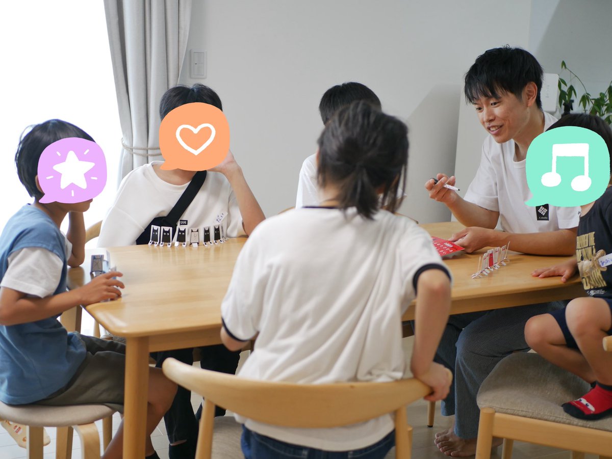 sa_akiii's tweet photo. 本日は久しぶりの親子イベント🎲

年長さん〜中学生のお子さんたちが遊びに来てくれました😊

一緒に笑って、悔しがって、また笑う。

年齢も学校も違う子どもたちが自然とつながっていく姿を見て、改めてボードゲームの可能性を感じた1日でした✨

子どもたちの笑顔と笑い声は最高のエネルギー😊 https://t.co/4aEv1PVu8j